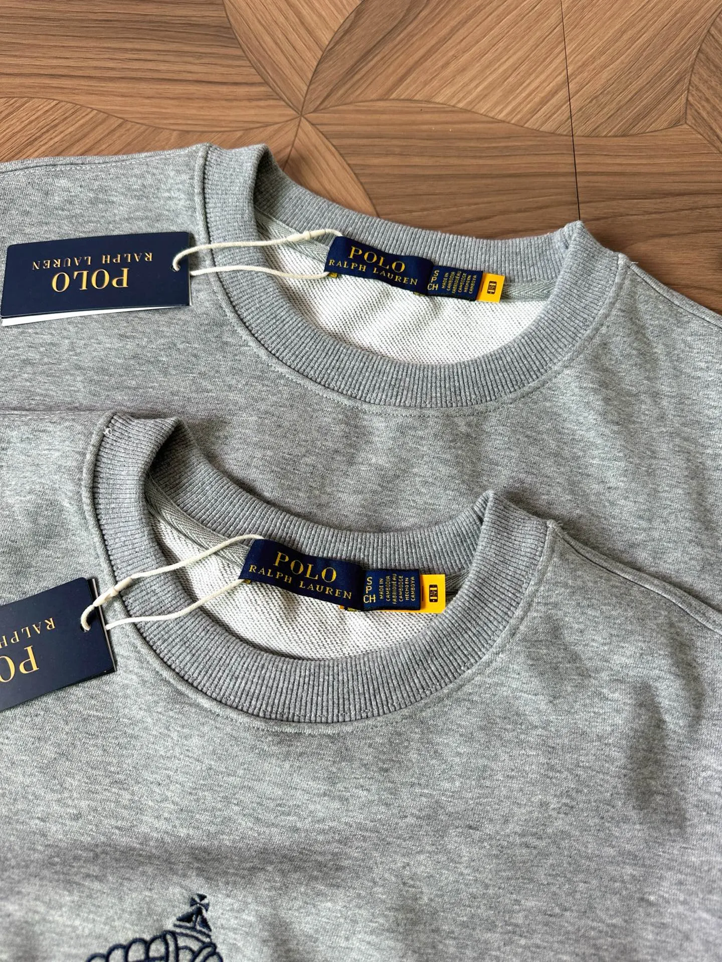 P220 Style No.: RL018] RalphLauren/Ralph Lauren 2025 new autumn and winter terry sweatshirt with medallion pattern embroidered logo Ralph Lauren age-reducing item, the coat fabric is made of 60% cotton➕40% polyester, which not only retains the softness, comfort and breathability of cotton, but also adds the wear resistance and wrinkle resistance of polyester fiber, making the clothes more durable and easy to care for. Even in slightly cooler weather, you won't feel stuffy when wearing it. This kind of fabric has a natural crisp feel and is not easy to pill or deform. The large logo embroidery on the chest is full of color, full of three-dimensionality, and lifelike, adding a bit of liveliness and interest to the entire sweatshirt. There is no pressure to dress, regardless of age or gender. Complete accessories! Color: Gray Size: S-xL S Shoulder width 53 Bust 110 Length 67 Sleeve length 58 M Shoulder width 54 Bust 114 Length 69 Sleeve length 59 L Shoulder width 55 Bust 118 Length 71 Sleeve length 60 xL Shoulder width 56 Bust 122 Length 73 Sleeve length 61